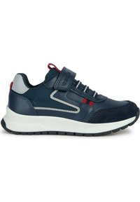 Sneaker blu navale con tomaia in pelle testurizzata, suola in gomma e cinturino in velcro, caratterizzato da accenti rossi e grigi e dettagli di cucitura resistenti.