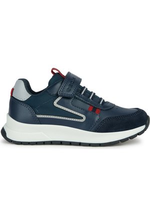 Sneaker blu navale con tomaia in pelle testurizzata, suola in gomma e cinturino in velcro, caratterizzato da accenti rossi e grigi e dettagli di cucitura resistenti.