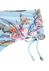 Bas de maillot en tissu bleu clair avec un motif floral éclatant, détail de lien sur les côtés et un petit accent de logo métallique. Texture lisse.