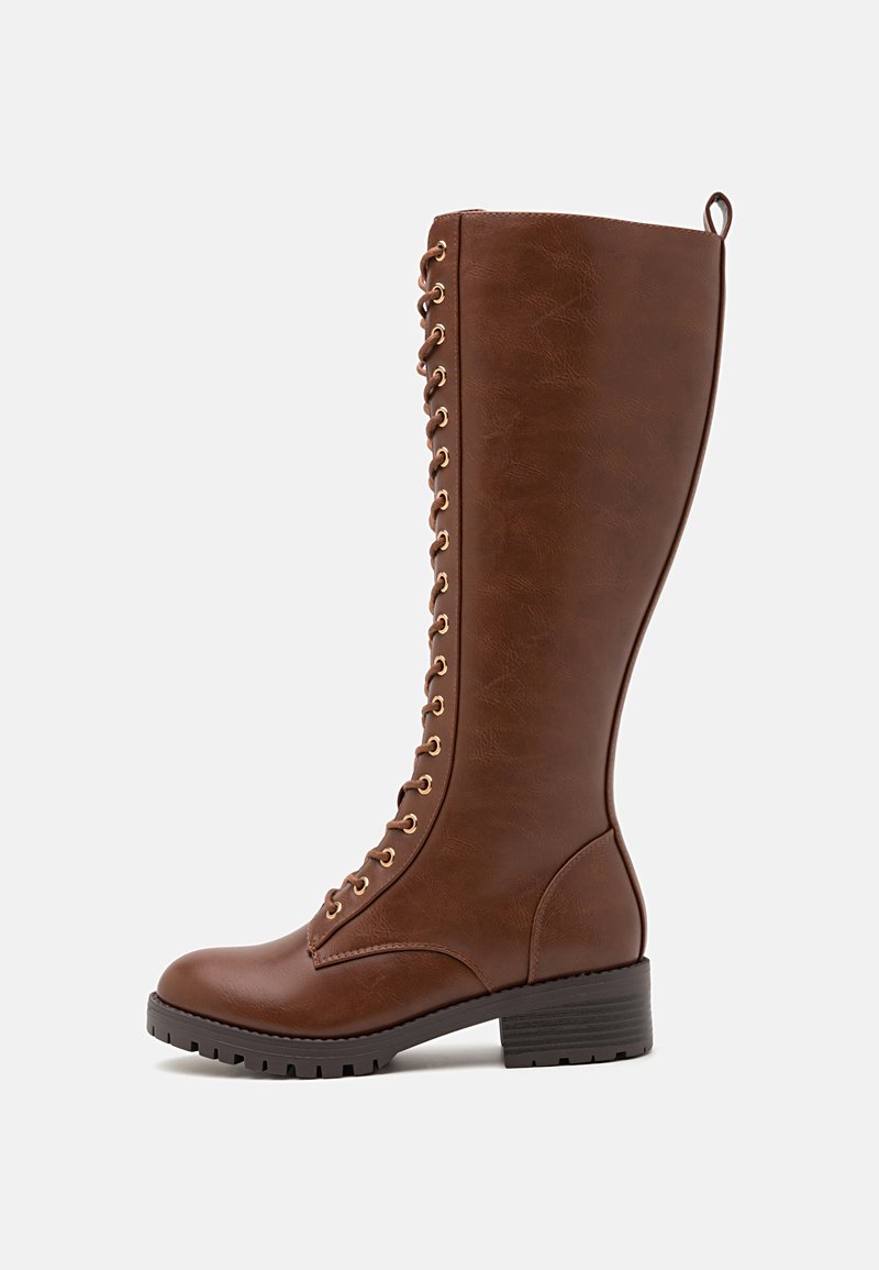 Braune Leder kniehohe Stiefel mit runder Zehe, metallischen Ösen und Schnürverschluss. Mit einer strukturierten Oberfläche und einem niedrigen Blockabsatz.