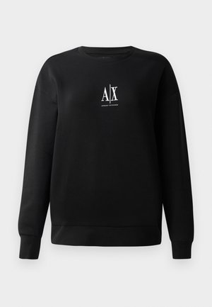 Svart hettegenser laget av bomullsmiks, med rund hals og lange ermer. Midt foran har den en hvit "A|X" logo. Glatt tekstur.