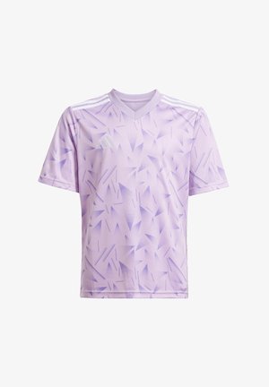 Maillot de sport violet avec un motif géométrique ; manches courtes, col en V, et trois bandes blanches sur les épaules. Fabriqué en tissu léger.