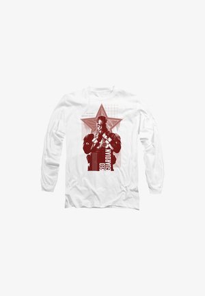Weißes Langarm-T-Shirt mit einem Grafikdesign eines Charakters in Schwarz mit roten Akzenten und einem Sternenhimmel-Hintergrund; der Text lautet "Red Guardian."