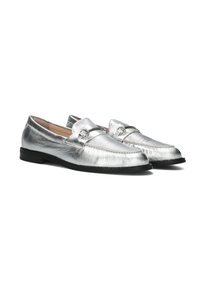 Zilverkleurige metallic loafers met een gladde textuur, rechthoekige neus en een klein decoratief hardware detail aan de voorkant. Zwarte rubberen zool.