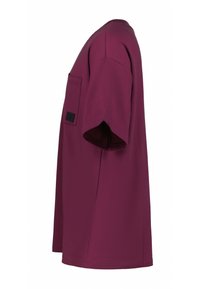 Bordeaux oversized t-shirt van katoen, met een borstzak, korte mouwen en een rechte zoom. Minimale branding op de zak.