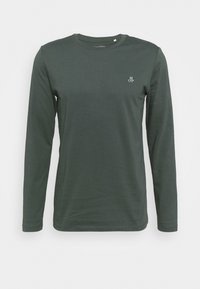 Camisa de manga larga de tela de algodón verde oscuro. Presenta un cuello redondo y un pequeño logotipo blanco en el pecho. Textura suave, diseño ajustado.