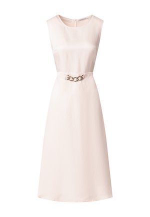 Robe sans manches rose clair avec un corsage ajusté, une jupe évasée et un accent en chaîne métallique à la taille. Tissu lisse avec un éclat subtil.