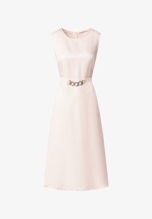 Robe sans manches rose clair avec un corsage ajusté, une jupe évasée et un accent en chaîne métallique à la taille. Tissu lisse avec un éclat subtil.