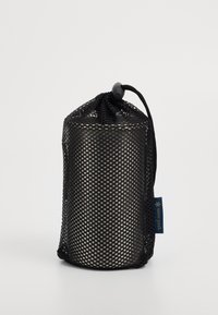 Sac de rangement en mesh noir avec un cordon de serrage. Forme cylindrique, surface texturée, et une étiquette de marque bleue. Convient pour divers objets.