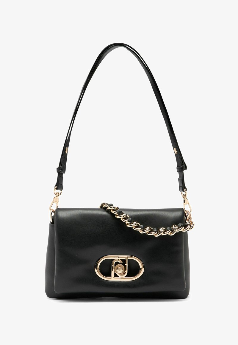 Schwarze Leder-Handtasche mit glatter Textur, einem goldfarbenen Logo-Verschluss und einem schultergurt mit Kette.