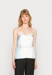 Camisola de cetim azul claro com alças ajustáveis em espaguete, decote em V e cintura franzida. Textura suave, ajuste solto.