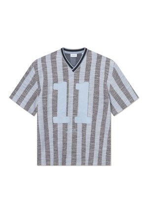 T-shirt à manches courtes rayé avec de fines bandes bleues et grises. Présente un col en V, un grand "11" bleu sur le devant, et un tissu texturé.