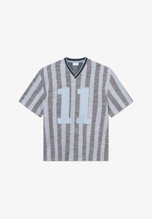 Camiseta de manga corta a rayas con finas rayas azules y grises. Presenta un cuello en V, un atrevido "11" azul en el frente y una textura en la tela.