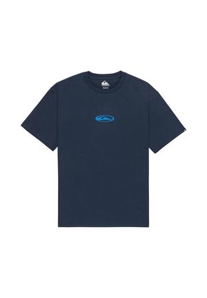 Tumesinist puuvillast T-särk, mille keskel on sinine logo. Lühikesed varrukad ja ümara kaelusega disain, lihtsa ja kaunistusteta välimusega.