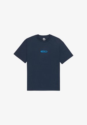 Tumesinist puuvillast T-särk, mille keskel on sinine logo. Lühikesed varrukad ja ümara kaelusega disain, lihtsa ja kaunistusteta välimusega.