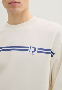 TOM TAILOR DENIM MIT LOGOPRINT - Felpa - gardenia white