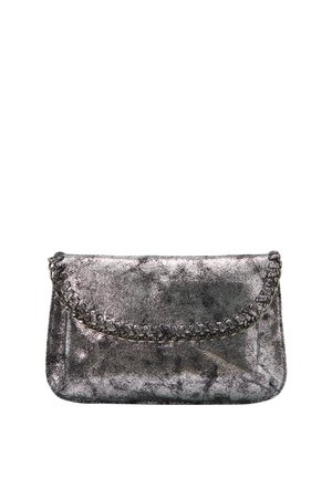 Metallisch zilveren clutch met een textuurafwerking, flap met kettingaccent en een rechthoekige vorm. Beschikt over een subtiel patroon en een slanke silhouette.