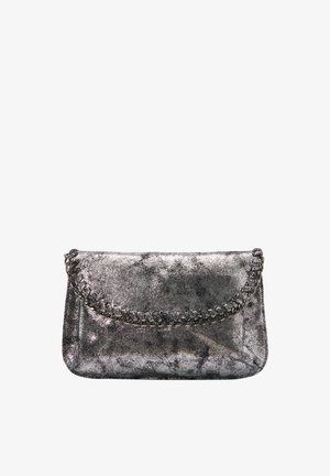 Metallisch zilveren clutch met een textuurafwerking, flap met kettingaccent en een rechthoekige vorm. Beschikt over een subtiel patroon en een slanke silhouette.