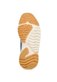 Suola di una sneaker con grip in gomma arancione e bianca testurizzata, caratterizzata da motivi geometrici e branding "Flower Mountain" sul tallone.
