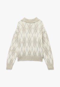 Beżowy sweter dzianinowy z jasnoszarym i kremowym wzorem argyle, z prążkowanym kołnierzem, mankietami i dołem, ułożony na płasko, pokazujący tylną stronę.