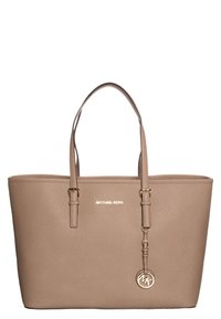 Beige synthetische tote bag met dubbele handvatten, reliëfstructuur, gouden logo en accentlabel, rechthoekige vorm en ontwerp met open bovenkant.