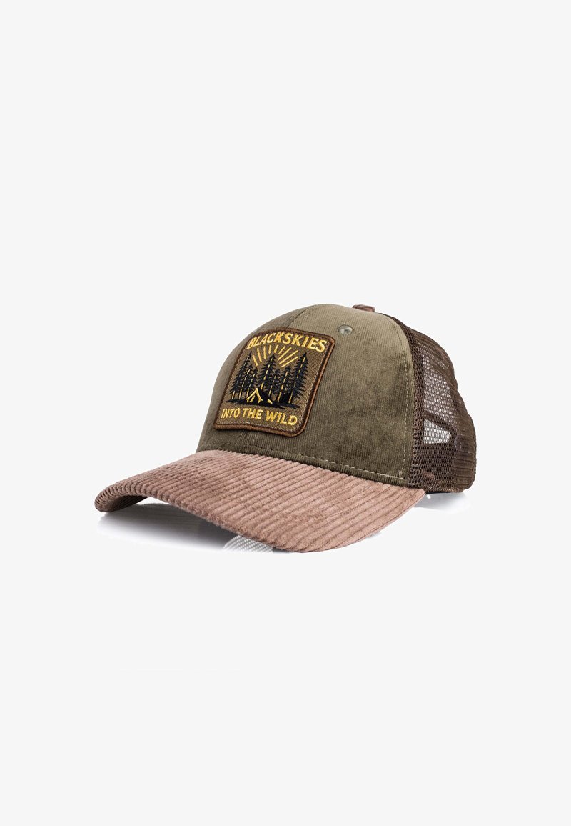 Gorra de béisbol con visera de pana marrón, parte frontal verde oliva, parte trasera de malla y parche que dice "Black Skies Into The Wild" con árboles y rayos de sol.