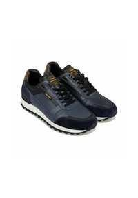 Een paar marineblauwe en zwarte sneakers met zwarte veters, witte zolen en gele branding op de tong en zijkanten.