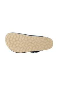 Semelle de chaussure en caoutchouc beige texturé, avec un motif en vagues et des bords arrondis. La partie supérieure est bleu foncé et plus large pour un confort accru.