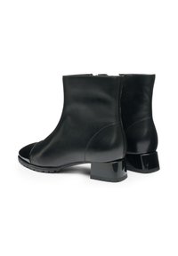 Zwarte leren enkellaarsjes met een ronde neus, glanzende zwarte hak en een gladde textuur. Kenmerkt zich door een strak, minimalistisch ontwerp.