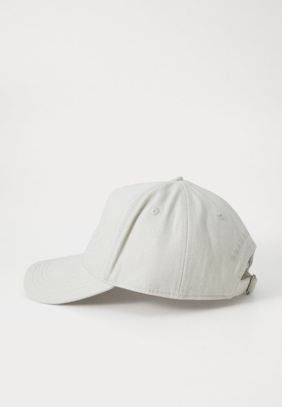 Lys grå baseballcap lavet af bomuld, med en buet skygge, justerbar rem bagpå og diskret branding prentet på siden.
