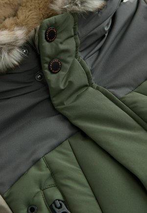 Grüne und graue gepolsterte Jacke mit einem mit Fell ausgekleideten Kapuze, ausgestattet mit schwarzen Beschlägen und auffälligen Knöpfen. Strukturierter Stoff mit gestepptem Design.