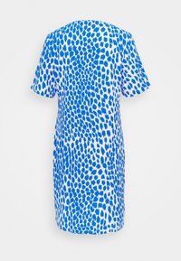 Krótka sukienka z krótkim rękawem w niebiesko-białe kolory, zdobiona zabawnym, nieregularnym wzorem w panterkę. Wykonana z lekkiego materiału, z luźnym krojem i okrągłym dekoltem.