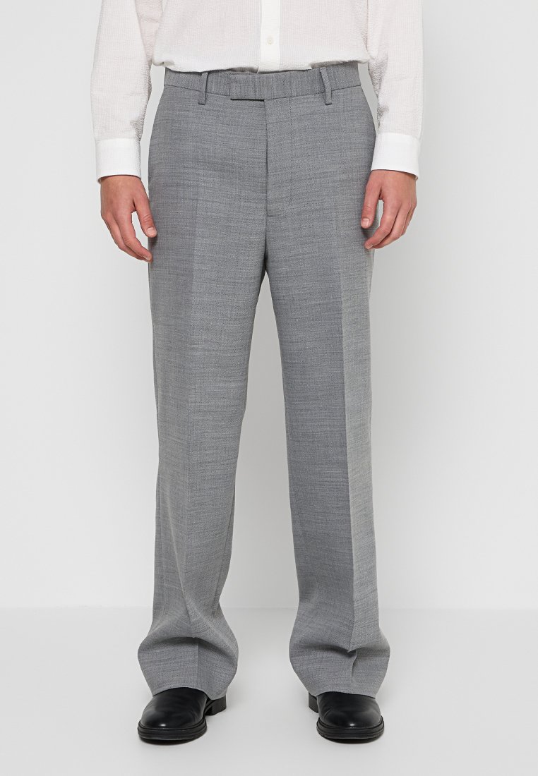 RELAXED FIT