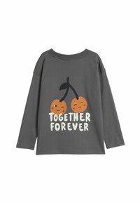 Grijs shirt met lange mouwen, versierd met een speelse afbeelding van twee lachende kersen boven de tekst "SAMEN VOOR ALTIJD" in het wit. Van katoen.
