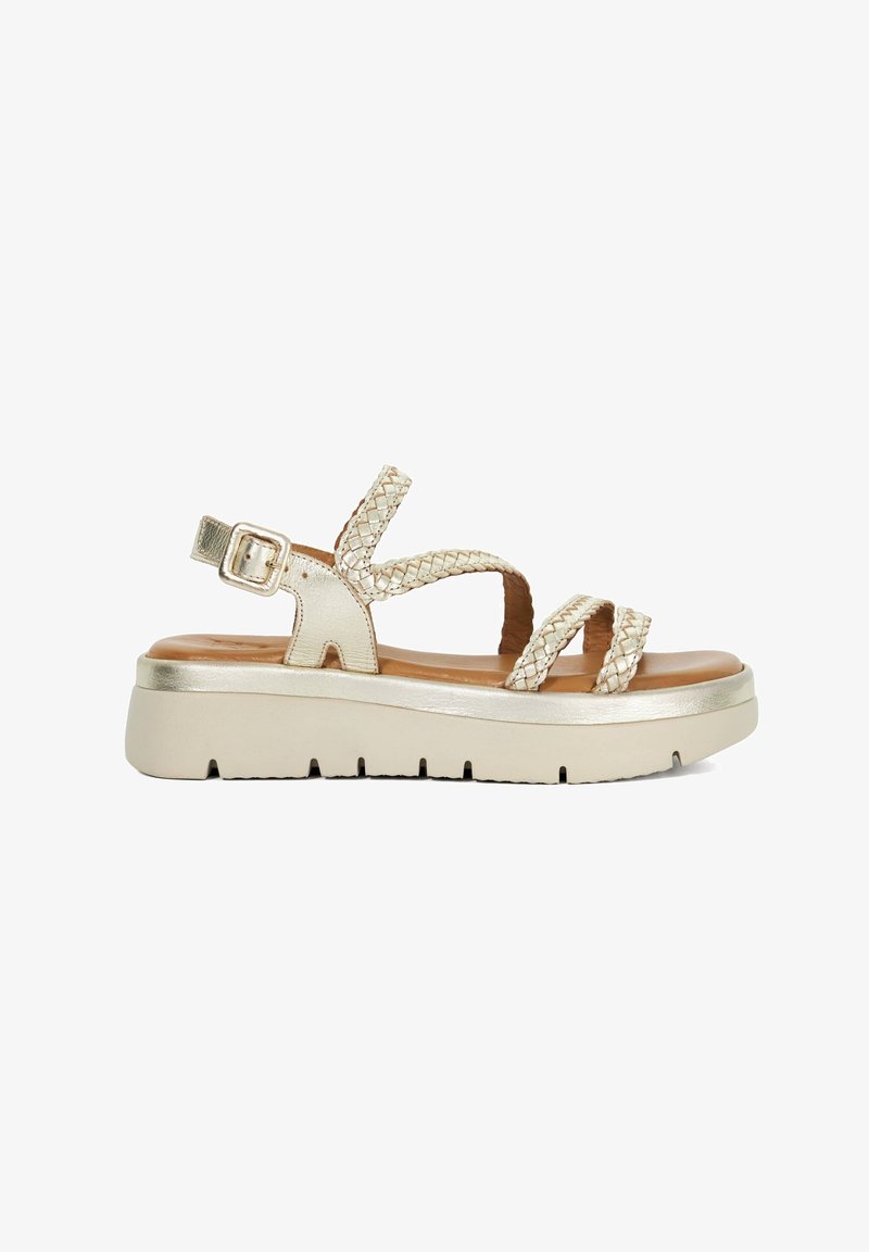 Gouden metallic sandalen met geweven banden, verstelbare enkelgesp en een dikke witte plateauzool met een gestructureerd profiel.