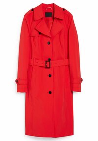 Trench rojo con cintura ceñida por un cinturón, frente de doble botonadura, gran cuello y puños abotonados. Fabricado con un material suave y ligero.