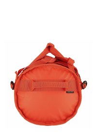 Bolsa redonda y vibrante de color naranja, fabricada con material duradero. Presenta asas acolchadas y una correa ajustable. Textura suave con un hardware mínimo.