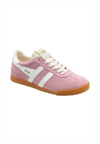 Zapatilla de ante rosa con rayas blancas, suela de goma naranja texturizada y logo dorado "Gola" en la lengüeta. Diseño clásico con cierre de cordones.