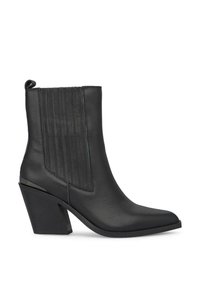Czarne skórzane botki za kostkę z wąskim noskiem, prą�żkowanymi bocznymi panelami i chunky, kanciastym obcasem. Posiadają pętelkę dla łatwego zakładania.