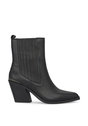 Schwarze Leder-Ankelstiefel mit spitz zulaufender Zehenpartie, gerippten Seitenpaneelen und einem klobigen, kantigen Absatz. Verfügt über einen Zuglasche für ein einfaches An- und Ausziehen.