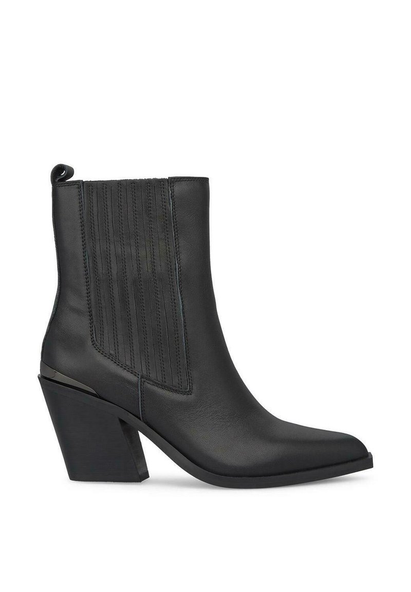 Czarne skórzane botki za kostkę z wąskim noskiem, prążkowanymi bocznymi panelami i chunky, kanciastym obcasem. Posiadają pętelkę dla łatwego zakładania.
