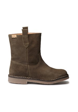 Braune Wildleder-Stiefelette in Knöchelhöhe mit Ziehlaschen, genähter Sohle und einem kleinen rechteckigen Leder-Label Nähe der Oberseite.