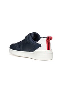 Sneaker blu navy con pelle texturizzata, pannello posteriore bianco e striscia di accento rossa. Presenta chiusura con lacci e suola in gomma per una migliore aderenza.