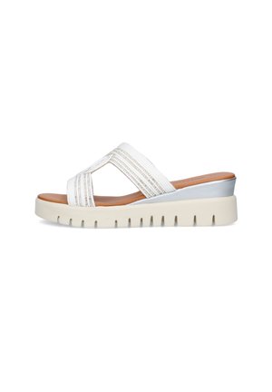 Sandalo bianco slip-on con suola beige spessa, parte superiore con cinturini incrociati con dettagli testurizzati e soletta imbottita color cuoio chiaro.