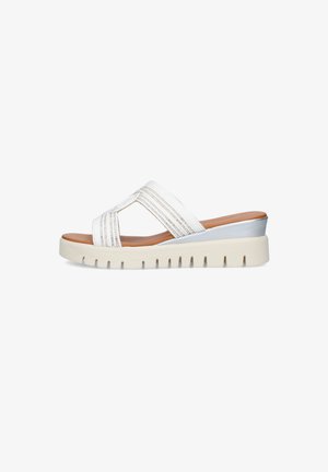 Sandalo bianco slip-on con suola beige spessa, parte superiore con cinturini incrociati con dettagli testurizzati e soletta imbottita color cuoio chiaro.