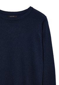 Pullover in maglina blu navy con scollatura girocollo e maniche lunghe. Il materiale presenta un leggero effetto glitter; etichetta del brand visibile sulla scollatura.