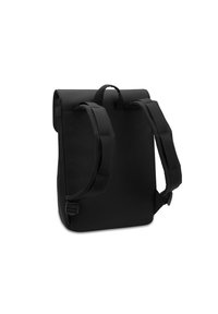 Černý batoh s rolovacím designem, nastavitelnými popruhy, hladkým povrchem a minimalistickou estetikou. Vyroben z odolné tkaniny.