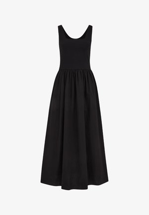 Robe longue noire sans manches avec un corsage ajusté à encolure ronde dégagée et une jupe ample froncée s'étendant jusqu'au sol.
