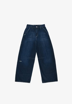 Ciemnoniebieskie dżinsy o szerokich nogawkach wykonane z denimu, z zapięciem na guziki, przednimi kieszeniami oraz minimalistycznym białym logo przy krawędzi.