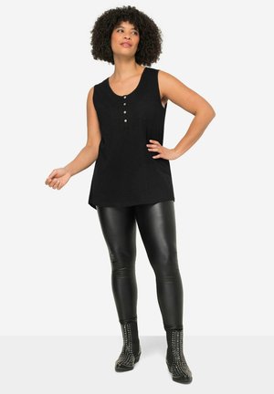 RUNDHALS KNOPFLEISTE SAUM HINTEN LÄNGER - Top - black